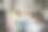 迷人的微笑女人坐在扶手椅上使用笔记本电脑图片下载
