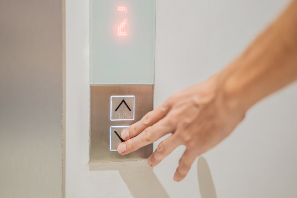 手指按下电梯按钮上的数字图片下载