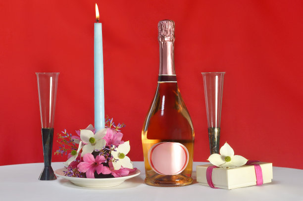 一瓶香槟和桌上的插花图片下载