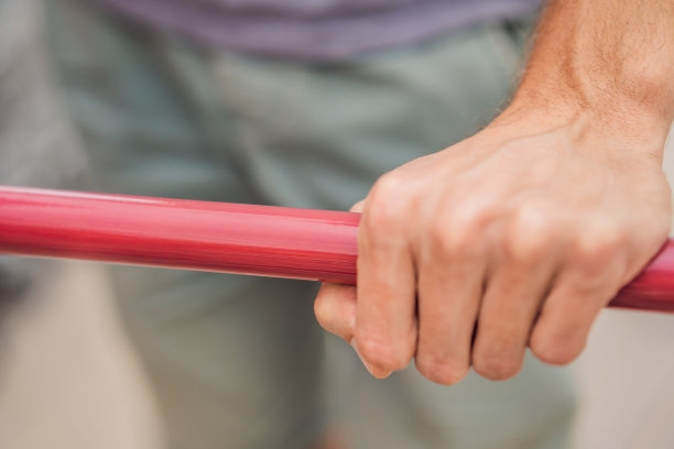 男子手推购物车，超市，抽象模糊照片商店与手推车在百货商店模糊背景，零售和购物中心的业务。图片下载