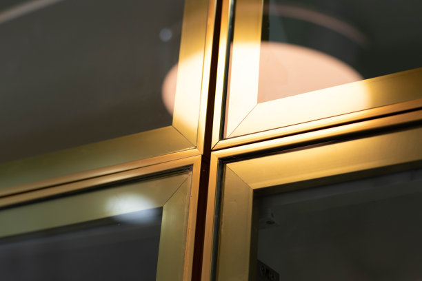 房间里的嵌壁式衣橱是一面金边镜子。图片下载