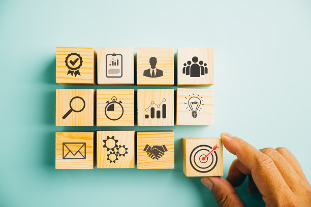 手工精心排列的木块堆叠图片下载