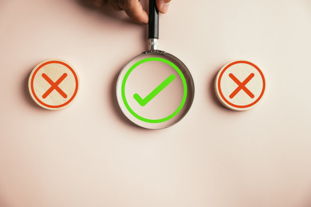 放大镜放大正确的或检查标记图片下载