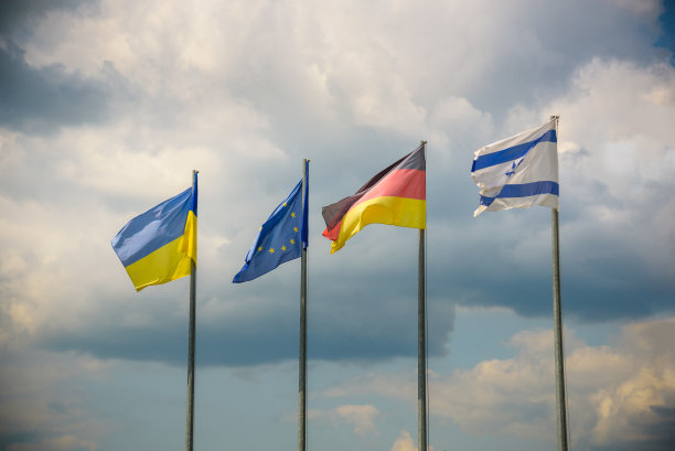 欧盟的国旗和乌克兰、以色列、德国的国旗在蓝天的衬托下迎风飘扬。下侧视图图片下载