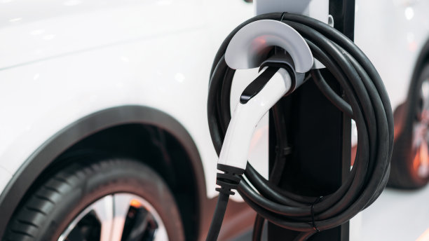 近距离电动车充电站。生态清洁能源理念。高效电动汽车充电站。为电动汽车提供动力，实现清洁和可持续的交通。图片下载