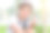 男孩看着镜头，微笑着竖起大拇指。图片下载