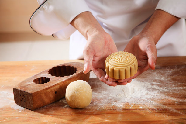 准备烘烤的月饼图片下载