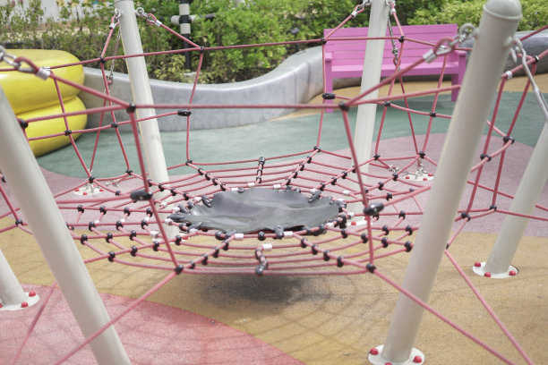 操场上有跳绳设备图片下载