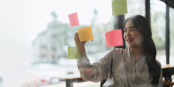 年轻的亚洲女性在办公室进行头脑风暴和工作策略时对着镜子图片下载