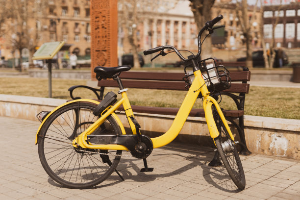 在城市环境中骑行或通勤的生态交通概念图片下载