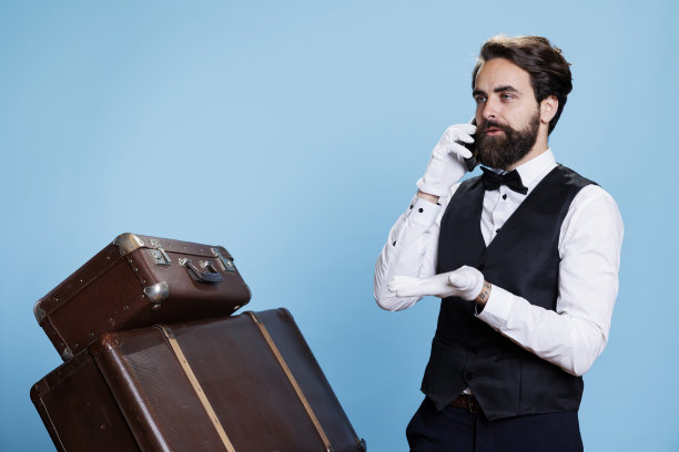 酒店服务员在演播室接听电话图片下载