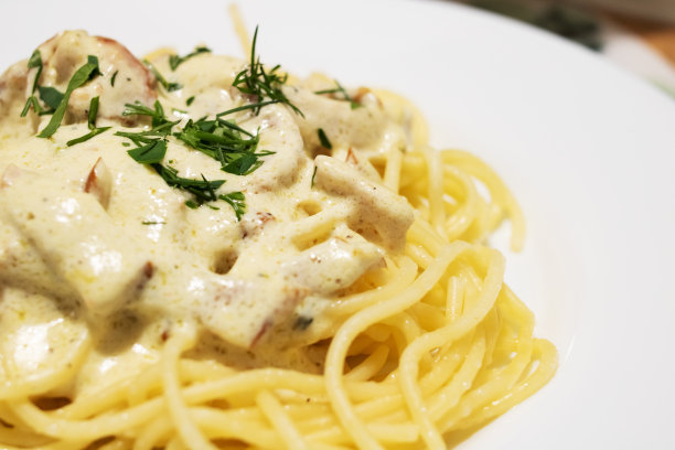 白色盘子上的干酪意大利面图片下载