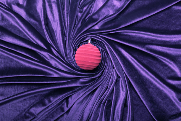 天鹅绒紫色圣诞球的背景豪华天鹅绒织物图片下载