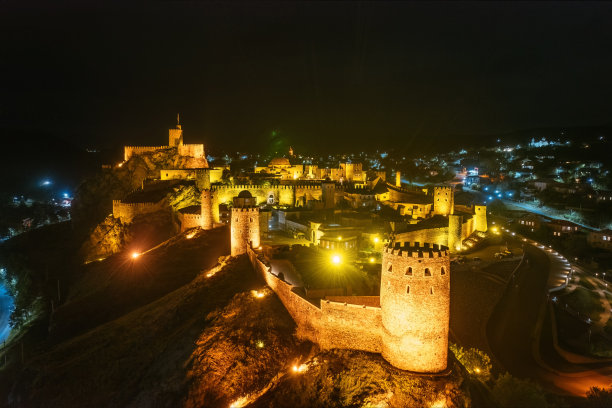 无人机鸟瞰图照亮拉巴特堡垒在阿哈尔齐克晚上，格鲁吉亚图片下载