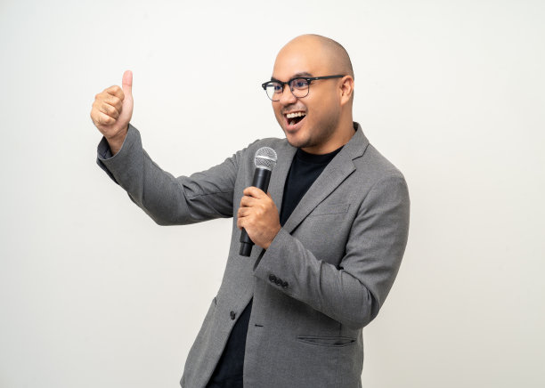 配有高质量动态麦克风的商人扬声器，在孤立的白色背景上与人交谈。男性为面试测试麦克风声音。激励生活教练在培训图片下载