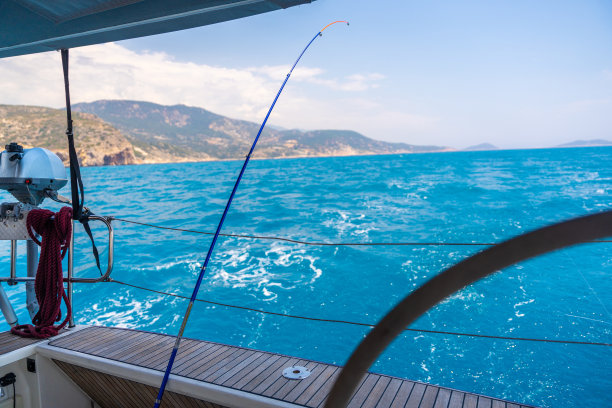 渔船在美丽的海景上钓鱼图片下载