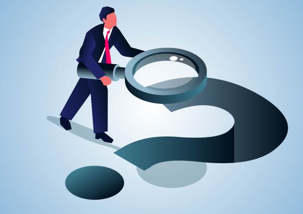 商人拿着放大镜观察问号孔，检查并分析问题图片下载