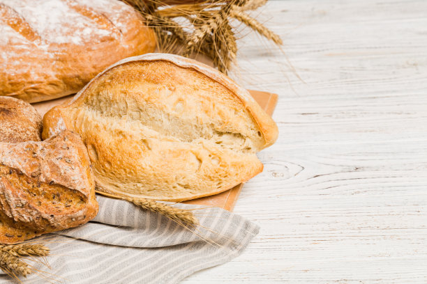 自制天然面包。以不同种类的新鲜面包为背景，用透视的方式观察与复制空间图片下载