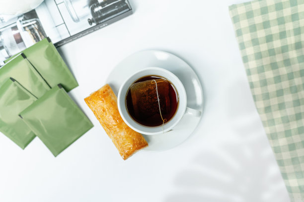 这是一杯花草茶和一份小吃的俯视图图片下载