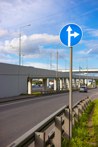 指示行车方向的路标图片下载