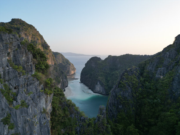 无人机拍摄的泰国皮皮岛的玛雅湾和Pileh泻湖。图片下载