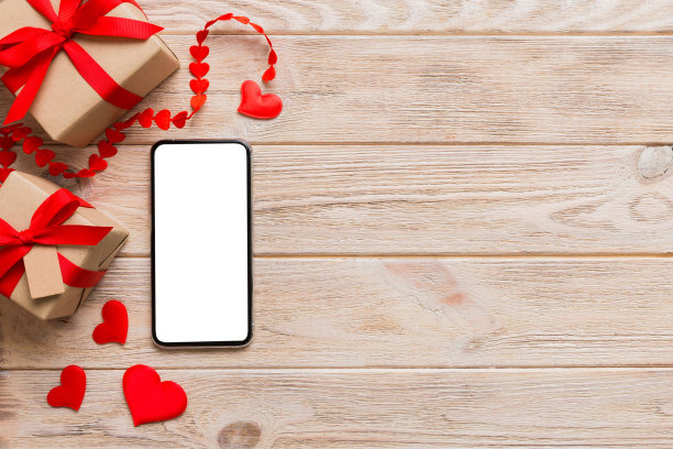 手机用空白屏幕在彩色背景上加上心形图案，情人节概念顶视图平铺图片下载