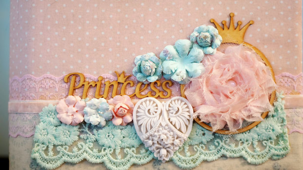 特写镜头。美丽的铭文公主，装饰花边和花的面料。桃色调图片下载