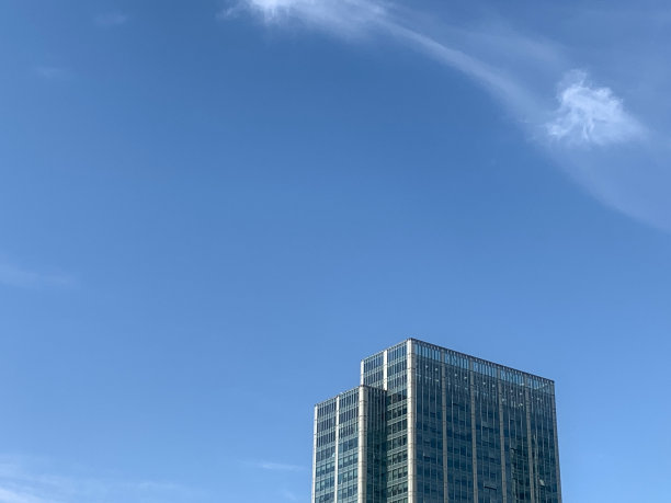 抬头看看城市里的建筑图片下载