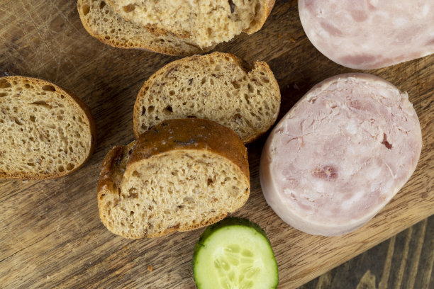 松软的新鲜面包，加入各种谷物图片下载