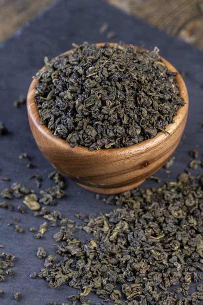 准备制作绿茶，干燥的优质茶叶图片下载