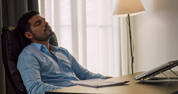 一个商人因为没有在截止日期前完成任务而感到痛苦和压力。图片下载