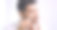 一名男子站在家里浴室的镜子前，用电动剃须刀修剪胡子。图片下载