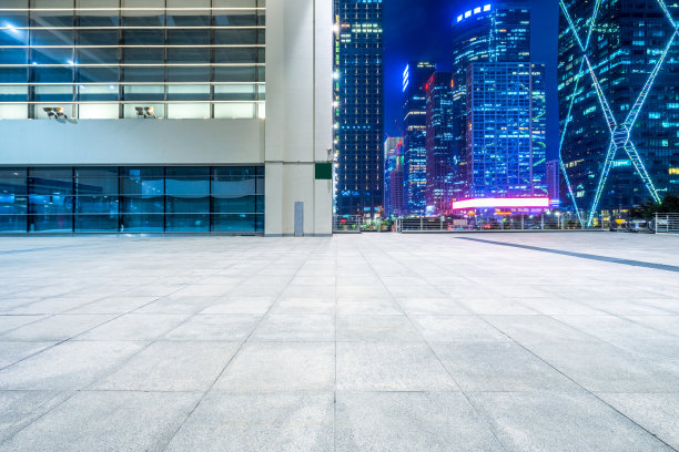 现代城市天际线前的空砖地板夜景图片下载