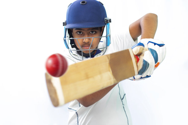 在板球比赛中击球的男孩的肖像图片下载