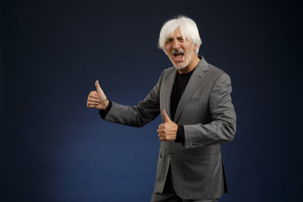 复古的浪漫。现代造型优雅时尚。老人白发飘舞。图片下载