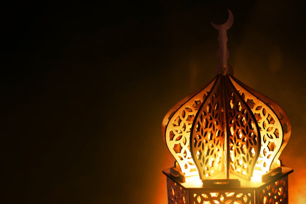 阿拉伯灯笼在黑暗的背景发光图片下载