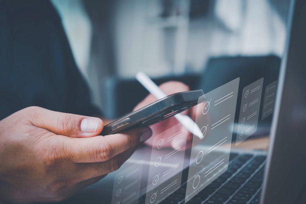 企业绩效检查表，快速检查表和剪贴板管理理念，求职者，商人使用笔记本电脑做在线检查表调查，员工必须完成在线调查表格。图片下载