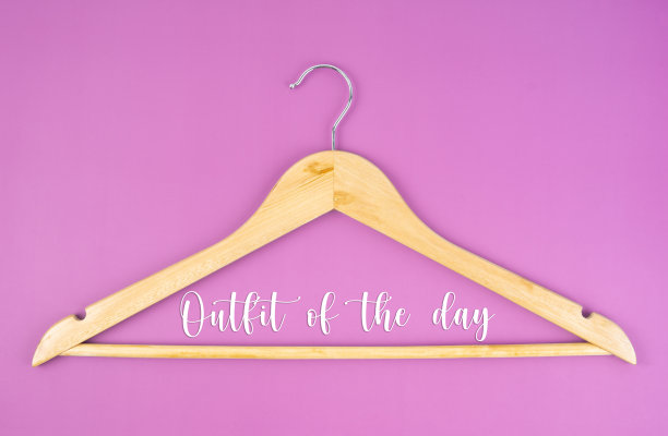 背景漂亮的空白木制衣架。每日着装概念。图片下载