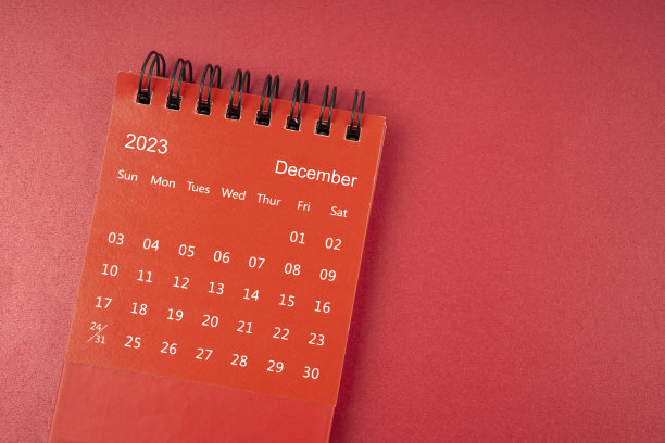 2023年12月的红色台历，供组织者在红色背景上计划和提醒。图片下载