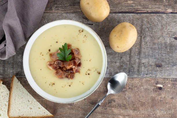 奶油土豆汤，培根，面包丁，食材在木制背景。前视图。副本的空间。法式奶油浓汤。图片下载
