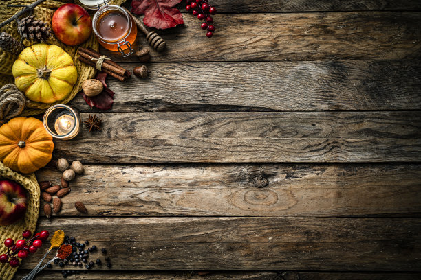 秋天或感恩节装饰在质朴的木桌上。本空间图片下载