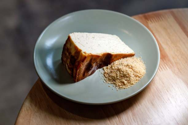一张带有饼干皮的烧焦芝士蛋糕的特写照片图片下载