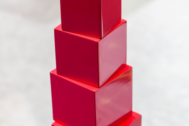 红色方块堆叠图片下载