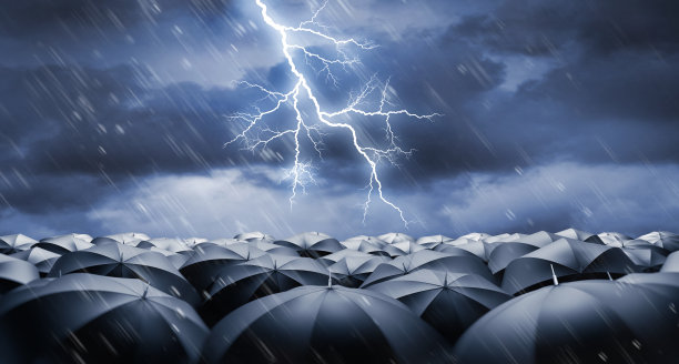 在雷雨天气里撑着黑色雨伞图片下载