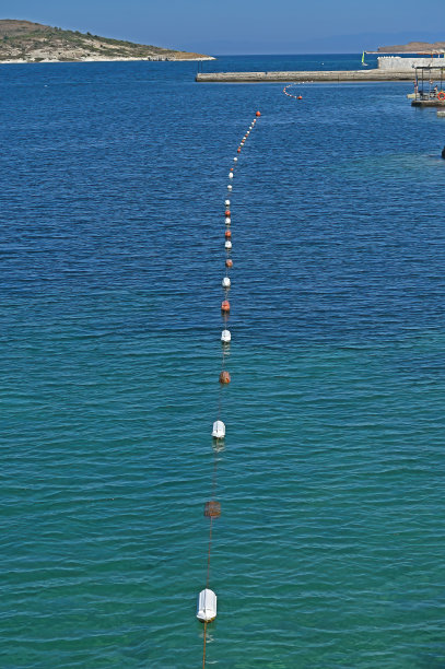 海滩上的安全屏障。图片下载