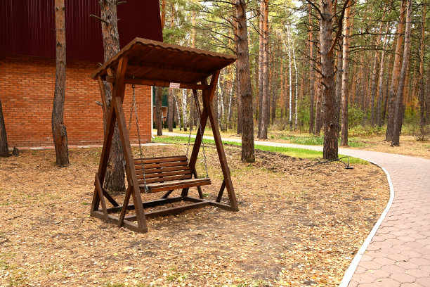 秋天森林里的木制秋千。娱乐的概念。秋天的风景。图片下载