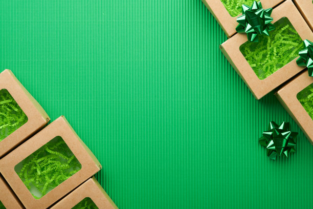 绿色星期五的背景模拟。绿色背景的销售标签。纸质购物盒和绿色标签。环保购物理念，有用的东西打折。减少过度消费。图片下载