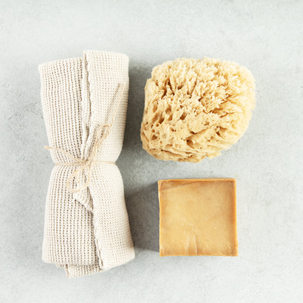 灰色背景上的天然手工香皂和环保个人护理产品的俯视图照片图片下载