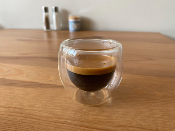 透明双层玻璃杯与浓缩咖啡。图片下载