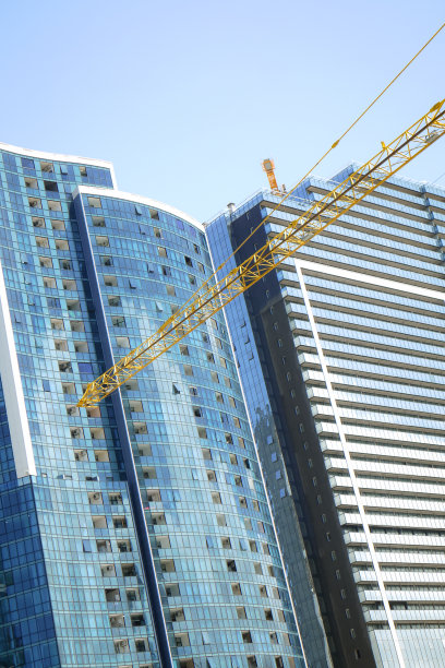 带有起重机的现代未完工摩天大楼。图片下载